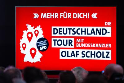 Regensburg, Bavaria, Germany - January 31, 2025: Federal Chancellor Olaf Scholz from the SPD party, stands on stage in R-stock-foto