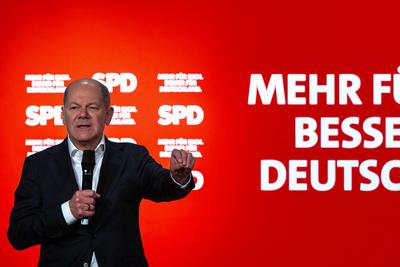 Regensburg, Bavaria, Germany - January 31, 2025: Federal Chancellor Olaf Scholz from the SPD party, stands on stage in R-stock-foto