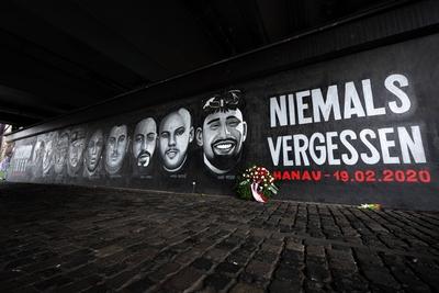 Gedenk-Graffito anlaesslich des Anschlags in Hanau am 19.02.2020 Unter der Friedensbruecke in Frankfurt erinnert ein 27-stock-foto