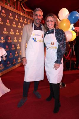 Moderator Michel Abdollahi mit Ina Menzer, Prominente kellnern f?r den guten Zweck und helfen dem Altonaer Kinderkranken-stock-foto