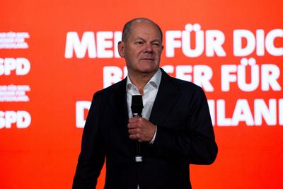 Regensburg, Bavaria, Germany - January 31, 2025: Federal Chancellor Olaf Scholz of the SPD party, stands on stage in Reg-stock-foto