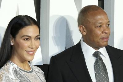 American rapper Dr Dre and his wife Nicole Young attend a special screening of The Defiant Ones at the Ritzy Picturehou-stock-foto