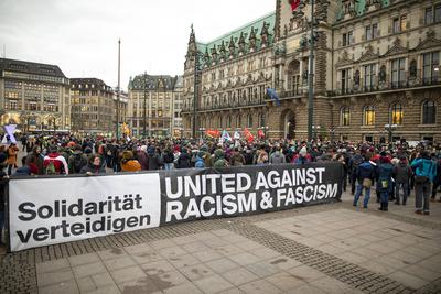 Anschlag in Hanau: Demonstration und Gedenken in Hamburg Am 19.02.020 erschoss ein Mann mit mutma?lich rassistischem Mot-stock-foto