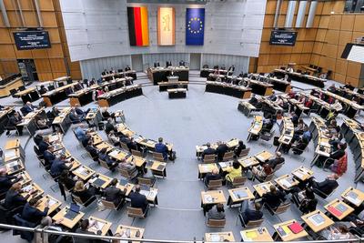 Berlin, Deutschland, 30.01.2025: Berliner Abgeordnetenhaus: 60. Sitzung: Blick in den Plenarsaal w?hrend der Debatte in-stock-photo