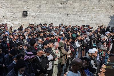 People perform absentee funeral prayer for the military commander of the Al-Qassam Brigades (the armed wing of the Palestinian group Hamas) Mohammed Deif, at the Great Mosque of Gaza in Gaza City-stock-foto