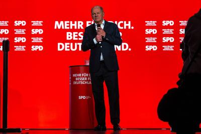 Regensburg, Bavaria, Germany - January 31, 2025: Federal Chancellor Olaf Scholz from the SPD party, stands on stage in R-stock-foto