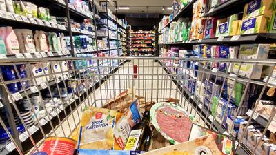 Inflation stabilisiert sich Einkaufswagen im Supermarkt am 25.02.2023 in NRW. Kanzleramt beendet konzertierte Aktion geg-stock-foto