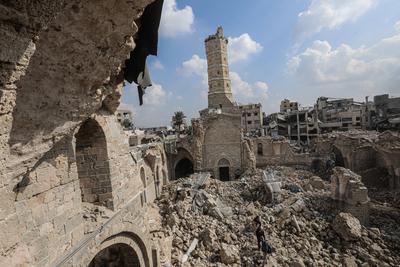 People perform absentee funeral prayer for the military commander of the Al-Qassam Brigades (the armed wing of the Palestinian group Hamas) Mohammed Deif, at the Great Mosque of Gaza in Gaza City-stock-foto