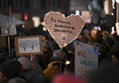 Lichtermeer fuer die Demokratie auf dem Tuebinger Marktplatz-stock-foto