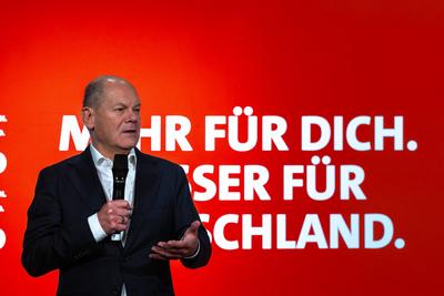 Regensburg, Bavaria, Germany - January 31, 2025: Federal Chancellor Olaf Scholz from the SPD party, stands on stage in R-stock-foto