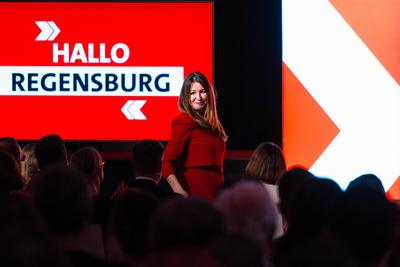 Regensburg, Bavaria, Germany - January 31, 2025: SPD politician Petra Lutz takes the stage at an election campaign event-stock-foto