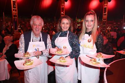 Rolf Zuckowski mit Ina Menzer und Mirja du Mont, Prominente kellnern f?r den guten Zweck und helfen dem Altonaer Kinderk-stock-foto