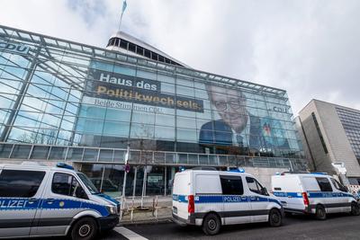 Sicherheitsmassnahmen vor CDU-Zentrale-stock-foto