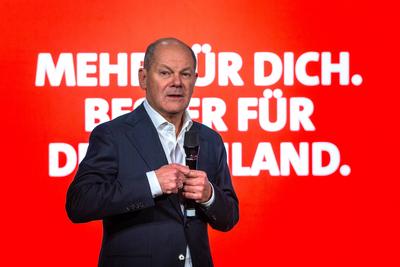Regensburg, Bavaria, Germany - January 31, 2025: Federal Chancellor Olaf Scholz from the SPD party, stands on stage in R-stock-foto