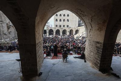People perform absentee funeral prayer for the military commander of the Al-Qassam Brigades (the armed wing of the Palestinian group Hamas) Mohammed Deif, at the Great Mosque of Gaza in Gaza City-stock-foto