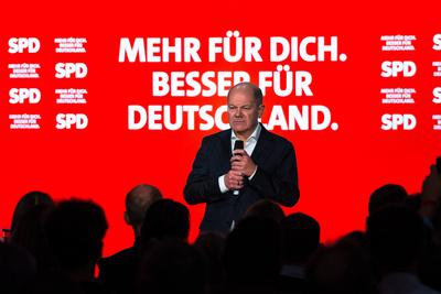 Regensburg, Bavaria, Germany - January 31, 2025: Federal Chancellor Olaf Scholz from the SPD party, stands on stage in R-stock-foto