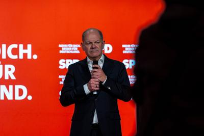 Regensburg, Bavaria, Germany - January 31, 2025: Federal Chancellor Olaf Scholz of the SPD party, stands on stage in Reg-stock-foto