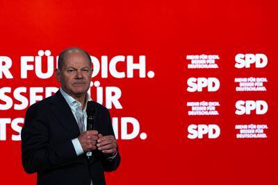 Regensburg, Bavaria, Germany - January 31, 2025: Federal Chancellor Olaf Scholz from the SPD party, stands on stage in R-stock-foto