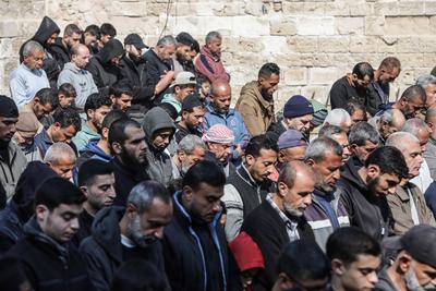 People perform absentee funeral prayer for the military commander of the Al-Qassam Brigades (the armed wing of the Palestinian group Hamas) Mohammed Deif, at the Great Mosque of Gaza in Gaza City-stock-foto
