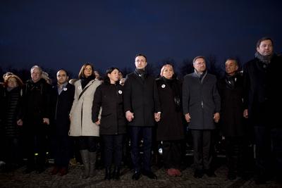 Vigil For Hanau Shooting Victims DEU, Deutschland, Germany, Berlin, 20.02.2020 Memnschenkette von Politikern: Katrin Goe-stock-foto