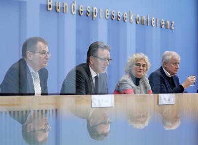 Dr. Peter Frank, Generalbundesanwalt beim Bundesgerichtshof, Holger M?nch, Pr?sident des Bundeskriminalamtes (BKA), Bun-stock-foto
