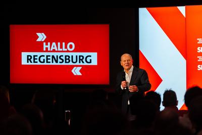 Regensburg, Bavaria, Germany - January 31, 2025: Federal Chancellor Olaf Scholz of the SPD party, stands on stage in Reg-stock-foto
