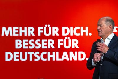 Regensburg, Bavaria, Germany - January 31, 2025: Federal Chancellor Olaf Scholz from the SPD party, stands on stage in R-stock-foto