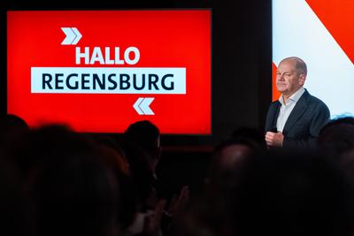 Regensburg, Bavaria, Germany - January 31, 2025: Federal Chancellor Olaf Scholz of the SPD party, stands on stage in Reg-stock-foto