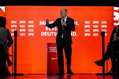 Regensburg, Bavaria, Germany - January 31, 2025: Federal Chancellor Olaf Scholz of the SPD party, stands on stage in Reg-stock-foto