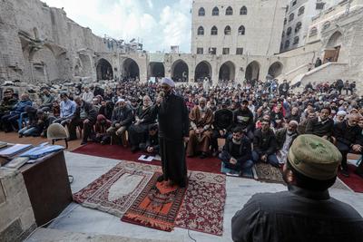 People perform absentee funeral prayer for the military commander of the Al-Qassam Brigades (the armed wing of the Palestinian group Hamas) Mohammed Deif, at the Great Mosque of Gaza in Gaza City-stock-foto