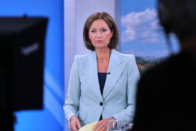 Dresden, Sachsen, Deutschland, 01.09.2024: Landtag: Landtagswahl in Sachsen: Bettina Schausten als Moderatorin in der ZD-stock-foto