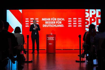 Regensburg, Bavaria, Germany - January 31, 2025: Federal Chancellor Olaf Scholz from the SPD party, stands on stage in R-stock-foto