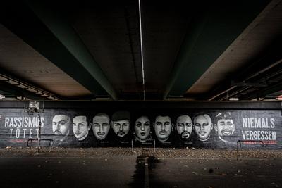 News Bilder des Tages Das Ende September geschaendete Graffito in Frankfurt am Main zum Gedenken an die Opfer des rassis-stock-foto