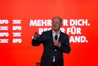 Regensburg, Bavaria, Germany - January 31, 2025: Federal Chancellor Olaf Scholz of the SPD party, stands on stage in Reg-stock-foto