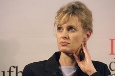 Bildnummer: 54469078  Datum: 18.01.2003  Copyright: imago/gezettKaufhaus Dussmann in Berlin Siri Hustvedt stellt ihrenneuen Roman Was ich liebte /Rowohlt Taschenbuch Verlag am 18.01.2003 im Kaufhaus Dussmann in Berlin vor. Siri Hustvedt, Amerikanische Schriftstellerin. 1955 in Minnesota/USA, lebt und arbeitet in New York/USA Stationen u.a.: Norwegische Vorfahren. . kultur people literatur kbdig xo0x 2003 quer Schriftsteller Poet Dichter Kulture Culture writer writing Author Persoenlichkeit Literatur Portrait AutorBildnummer 54469078 Date 18 01 2003 Copyright Imago  Department store Dussmann in Berlin Siri Hustvedt ,  Novel what I loved Rowohlt Paperback Verlag at 18 01 2003 in Department store Dussmann in Berlin before Siri Hustvedt American Writer 1955 in Minnesota USA lives and works in New York USA Stations U a Norwegian Ancestors Culture Celebrities Literature Kbdig xo0x 2003 horizontal Writer Poet Poet Kulture Culture Writer Writing author Personality Literature Portrait Author-stock-foto