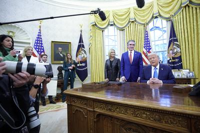 Donald Trump signs an executive order - Washington-stock-photo