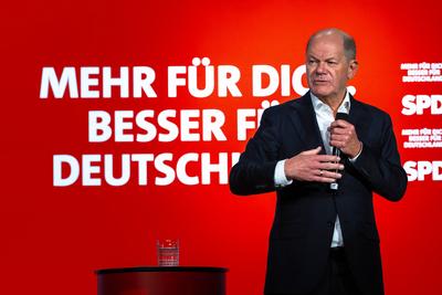 Regensburg, Bavaria, Germany - January 31, 2025: Federal Chancellor Olaf Scholz from the SPD party, stands on stage in R-stock-foto