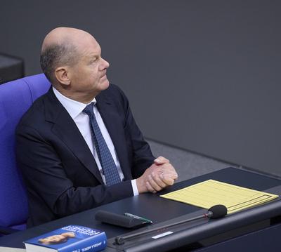 211. Sitzung des Deutschen Bundestag: Zustrombegrenzungsgesetz - Olaf Scholz-stock-foto