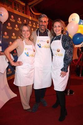 Moderator Michel Abdollahi mit Nova Meierhenrich und Ina Menzer, Prominente kellnern f?r den guten Zweck und helfen dem-stock-foto