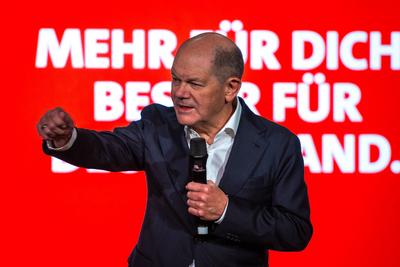 Regensburg, Bavaria, Germany - January 31, 2025: Federal Chancellor Olaf Scholz from the SPD party, stands on stage in R-stock-foto
