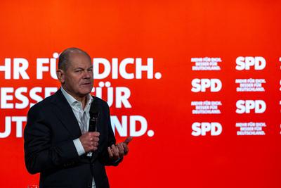 Regensburg, Bavaria, Germany - January 31, 2025: Federal Chancellor Olaf Scholz of the SPD party, stands on stage in Reg-stock-foto