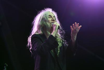 Patti Smith performing at Somerset House, London LONDON, ENGLAND - JULY 21: Patti Smith performing at Somerset House on-stock-foto