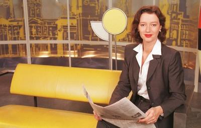 Bildnummer: 56902540  Datum: 01.09.1999  Copyright: imago/teutopressBettina Schausten Farbnegativ 09/99 te Frau TV Fernsehen Journalismus Nachrichten ZDF Magazin Morgenmagazin Redaktion Chefredakteurin Infotainment Unterhaltung Informationen Information leger Blazer Bluse Schmuck Ohrring aufst?tzend sitzend Zeitung haltend l?chelnd halb quer People Aufmacher xcb x0x 1999 quer  56902540 Date 01 09 1999 Copyright Imago  Bettina Sten review Color negative 09 99 Te Woman TV Television Journalism Messages ZDF Magazine Morgenmagazin Editors Editor-in-chief Infotainment Entertainment Information Information casual Blazer Blouse Jewellery Earring aufst?tzend seated Newspaper holding smiling half horizontal Celebrities Highlight  x0x 1999 horizontal-stock-foto