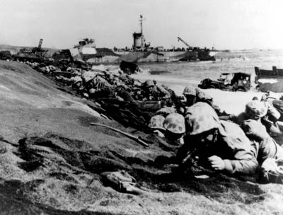 WW2: Fourth Marine Division moving up the beach of Iwo Jima on D-Day, 19th Feb. 1945. Making their fourth amphibious as-stock-foto