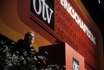 Bildnummer: 53654844  Datum: 01.06.1980  Copyright: imago/Sven SimonHeinz Kluncker (BRD/Vorsitzender ?TV) h?lt eine Rede w?hrend des 9. Gewerkschaftstags in Berlin, Personen , Highlight; 1980, Berlin, BR Deutschland, Politik, Gewerkschaftstag; , quer, Kbdia, Einzelbild, Aktion, People; Aufnahmedatum gesch?tztBildnummer 53654844 Date 01 06 1980 Copyright Imago Sven Simon Heinz Kluncker GERMANY Chairman ?TV holds a Speech during the 9 Union tags in Berlin People Highlight 1980 Berlin BR Germany politics Union Day horizontal Kbdia Single Action shot Celebrities date estimated-stock-foto