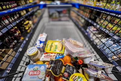 Ver?ffentlichung des Bruttoinlandsprodukts f?r das Gesamtjahr 2023 Wirtschaft, Inflation, Handel: Ein Einkaufswaren mit-stock-foto