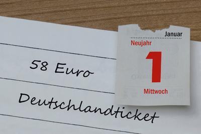 Kalenderblatt 1. Januar und 58 Euro Deutschlandticket-stock-photo