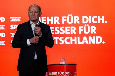 Regensburg, Bavaria, Germany - January 31, 2025: Federal Chancellor Olaf Scholz of the SPD party, stands on stage in Reg-stock-foto