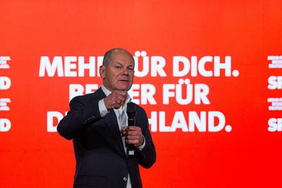 Regensburg, Bavaria, Germany - January 31, 2025: Federal Chancellor Olaf Scholz of the SPD party, stands on stage in Reg-stock-foto