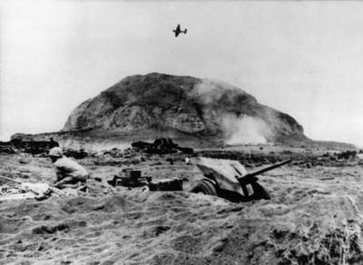 US Marines on Motoyama airfield during the Invasion of Iwo Jima !AUFNAHMEDATUM GESCH?TZT! Mono Print UnitedArchives1227-stock-foto